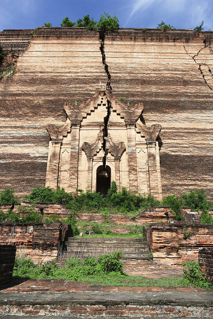 Riesige Risse in der Backsteinfassade der unvollendeten Mingun-Pagode, die durch ein Erdbeben zerstört wurde, Mandalay, Birma