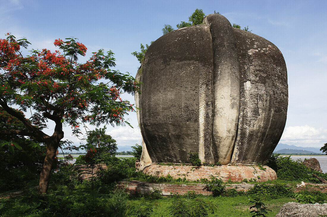 Die Rückseite eines riesigen Fabelwesens in der Nähe der unvollendeten Mingun-Pagode, die durch ein Erdbeben zerstört wurde, Mandalay, Birma