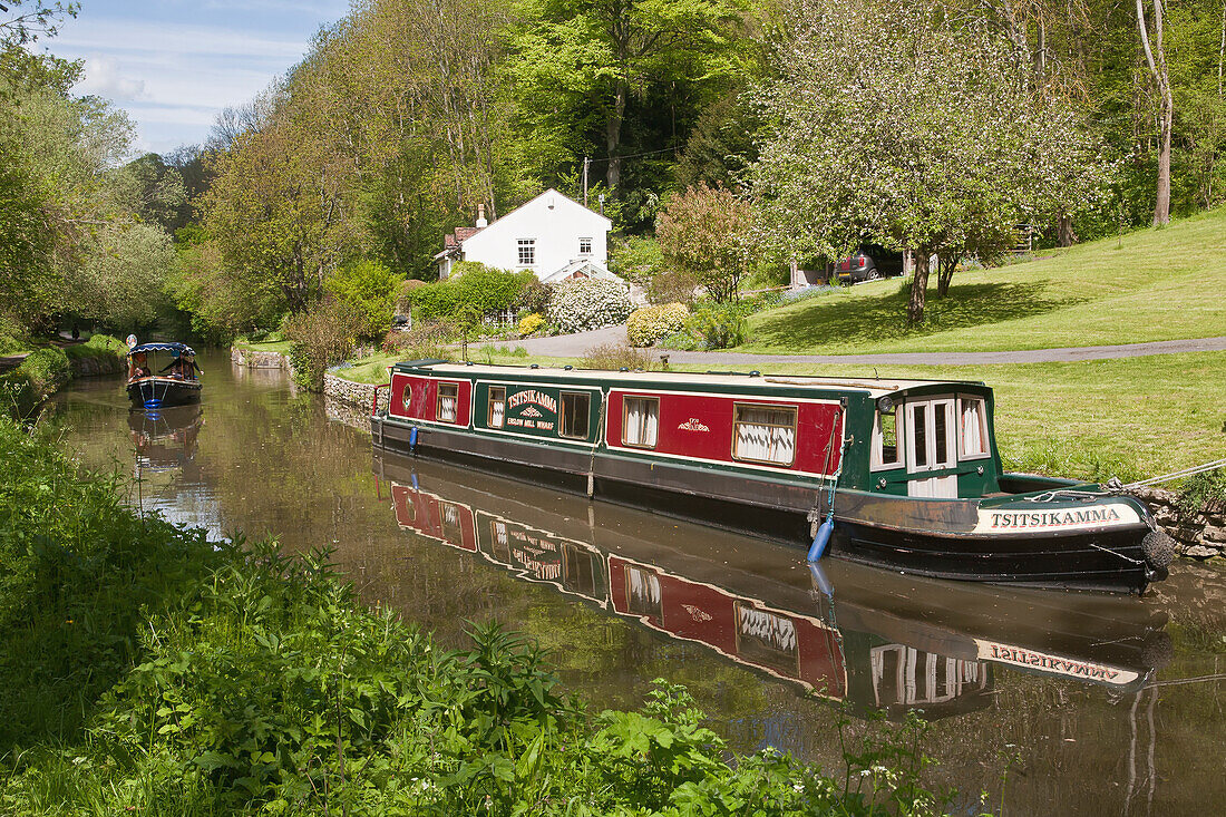 Touristenboot auf dem Kennet And Avon Canal, Wiltshire, England