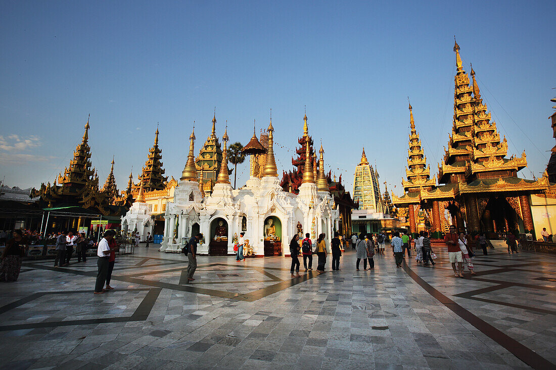 Besucher wandern bei Sonnenuntergang um die Shwedagon-Pagode,Yangon,Burma