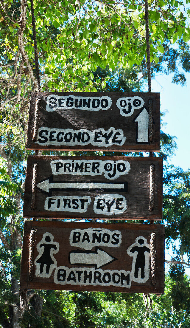 Holzschilder, die zu Orten führen, Tulum,Mexiko