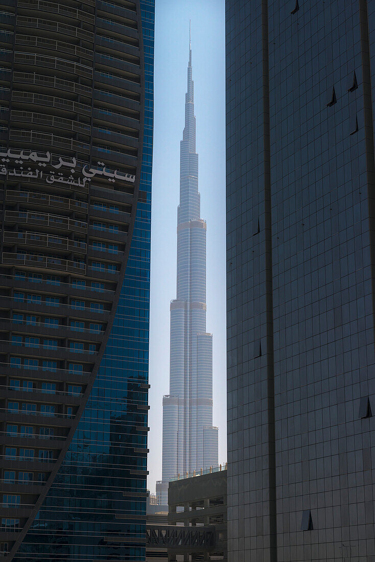 Blick zwischen zwei hohen Bürogebäuden auf den Burj Khalifa, Dubai, Vereinigte Arabische Emirate