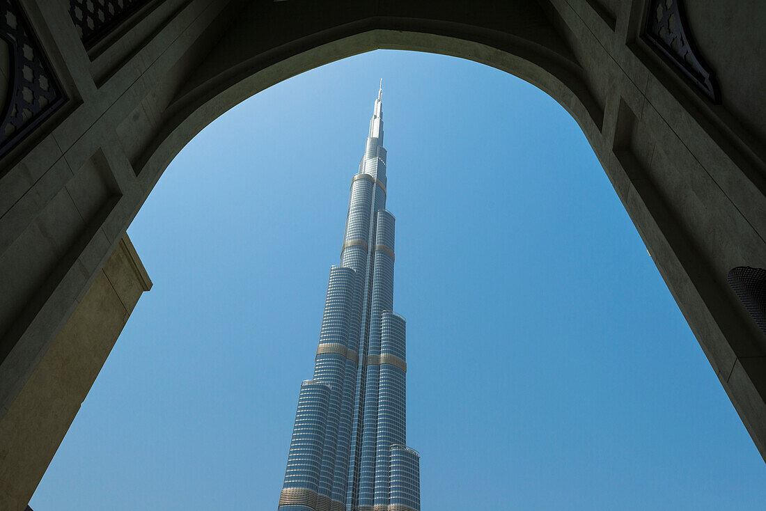 Blick durch den Bogen auf den Burj Khalifa, Dubai, Vereinigte Arabische Emirate