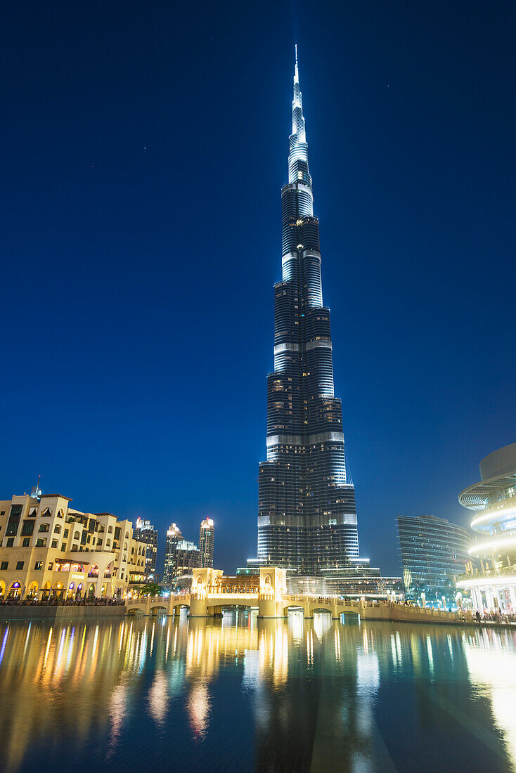 Der Burj Khalifa in der Abenddämmerung, Dubai, Vereinigte Arabische Emirate