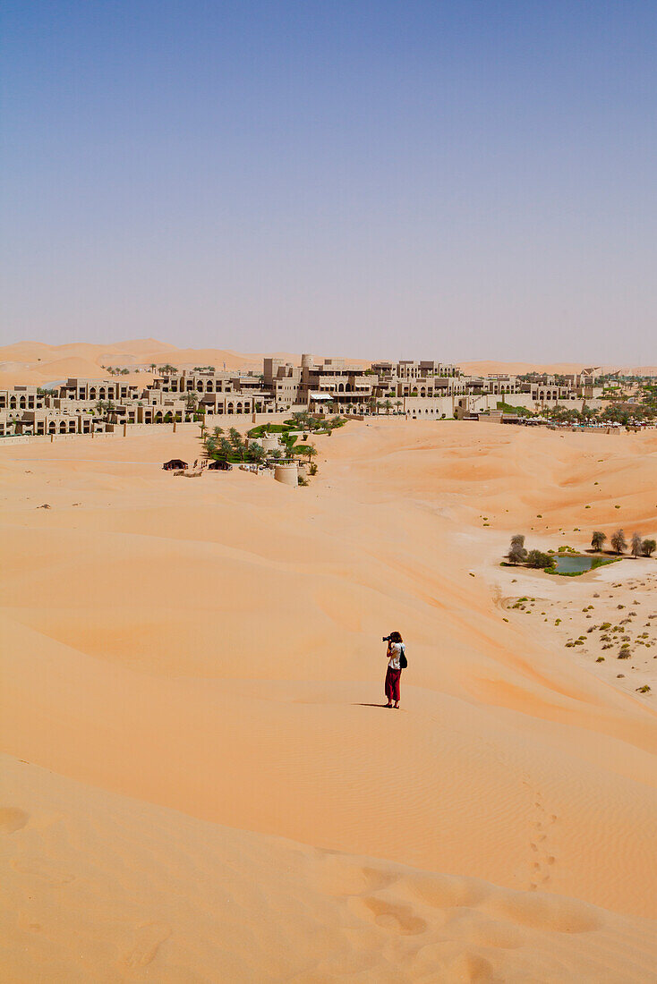 Tourist beim Spaziergang im leeren Viertel in der Liwa-Oase, Liwa-Oase, Abu Dhabi, Vereinigte Arabische Emirate