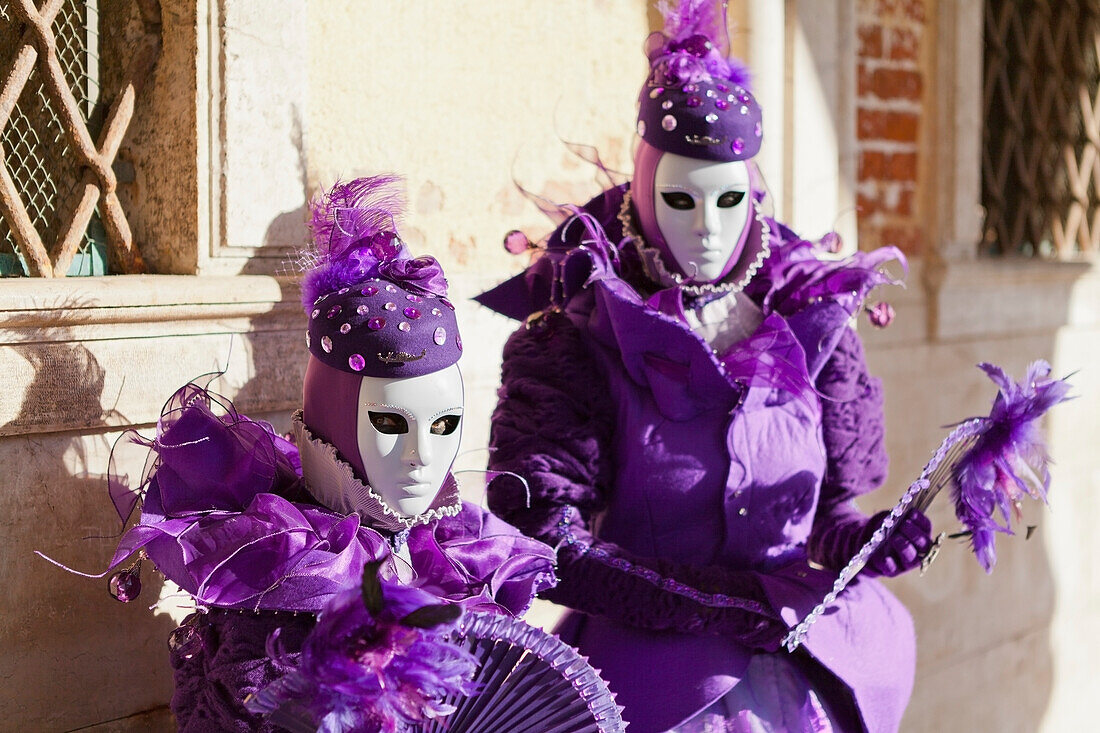 Menschen in venezianischen Kostümen während des Karnevals in Venedig, Venedig, Italien