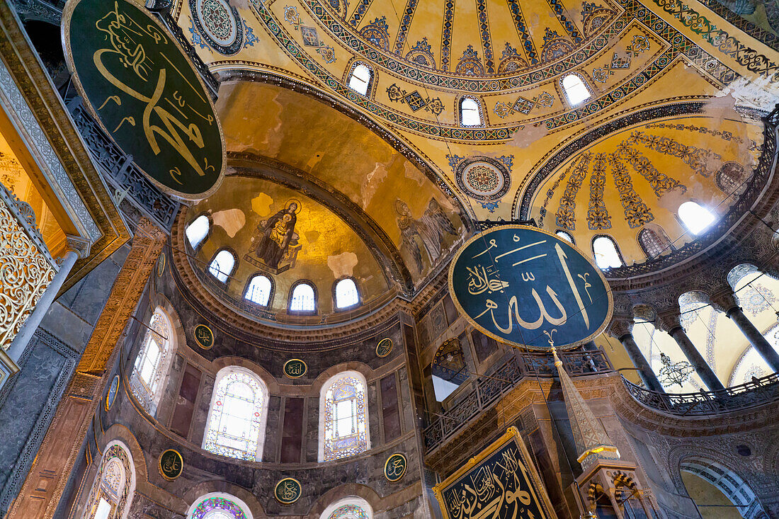 Das Innere der Hagia Sofia (Aya Sofia) im Sultanahmet-Gebiet, Istanbul, Türkei