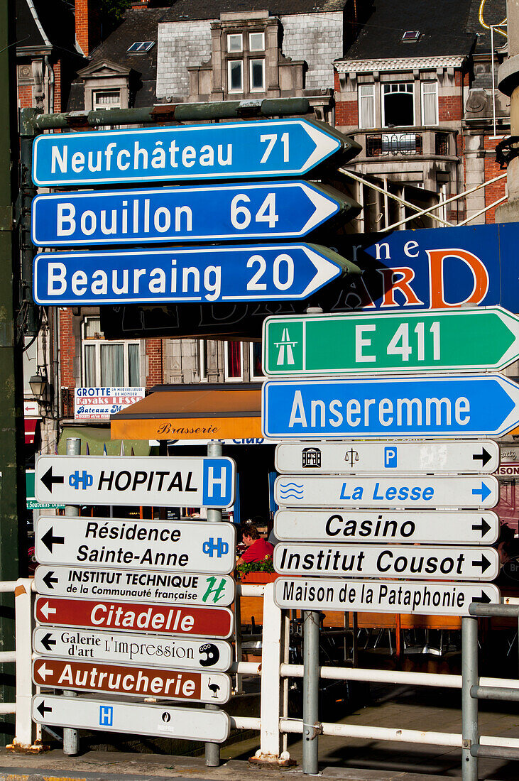 Hinweisschilder auf Sehenswürdigkeiten, Dinant, Ardennen, Belgien