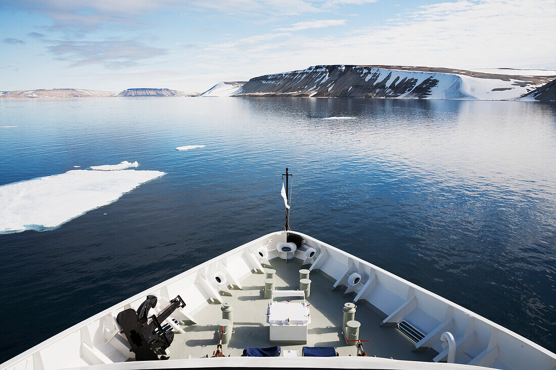 Blick auf die Küstenlinie einer Insel von Svalbard von einem Kreuzfahrtschiff aus, Svalbard, Norwegen