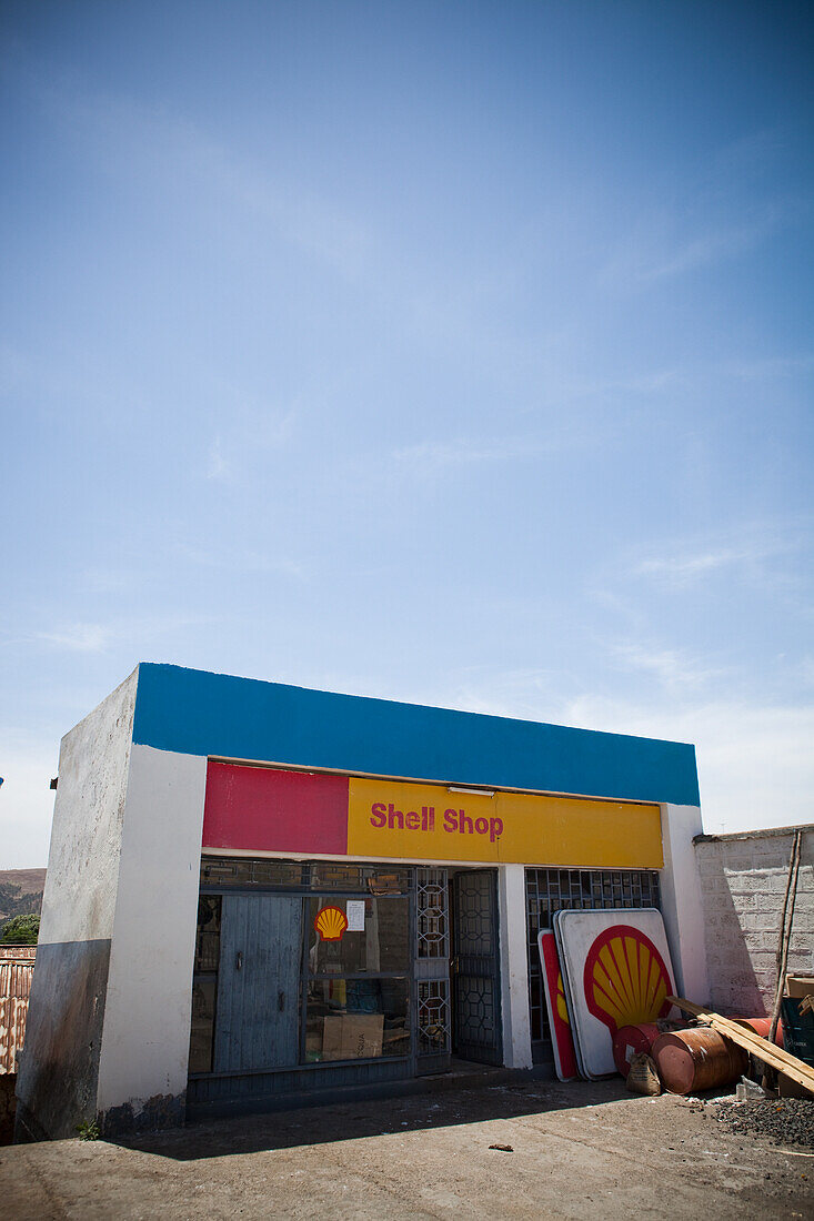 Kleine Tankstelle am Straßenrand mit handgemaltem Shell-Schild, Äthiopien
