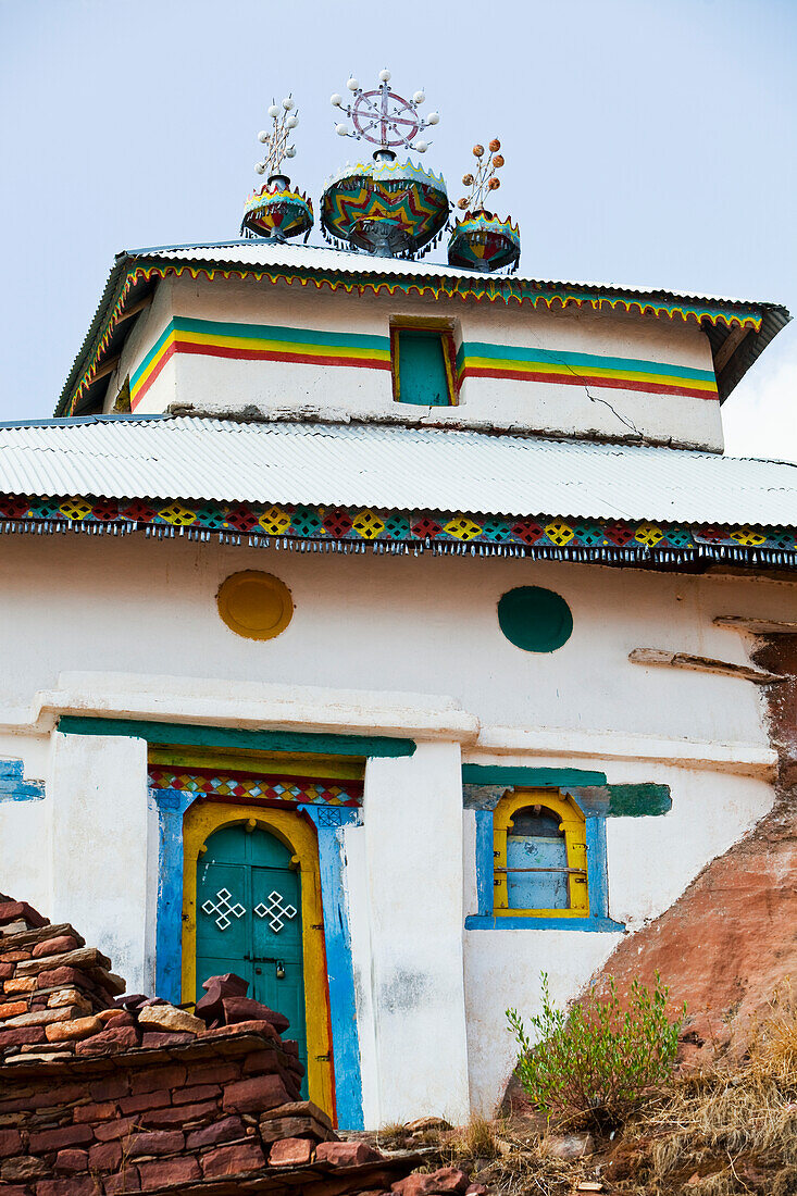 Kirchengebäude mit bunt bemalter Zierleiste,Tigray-Region,Äthiopien