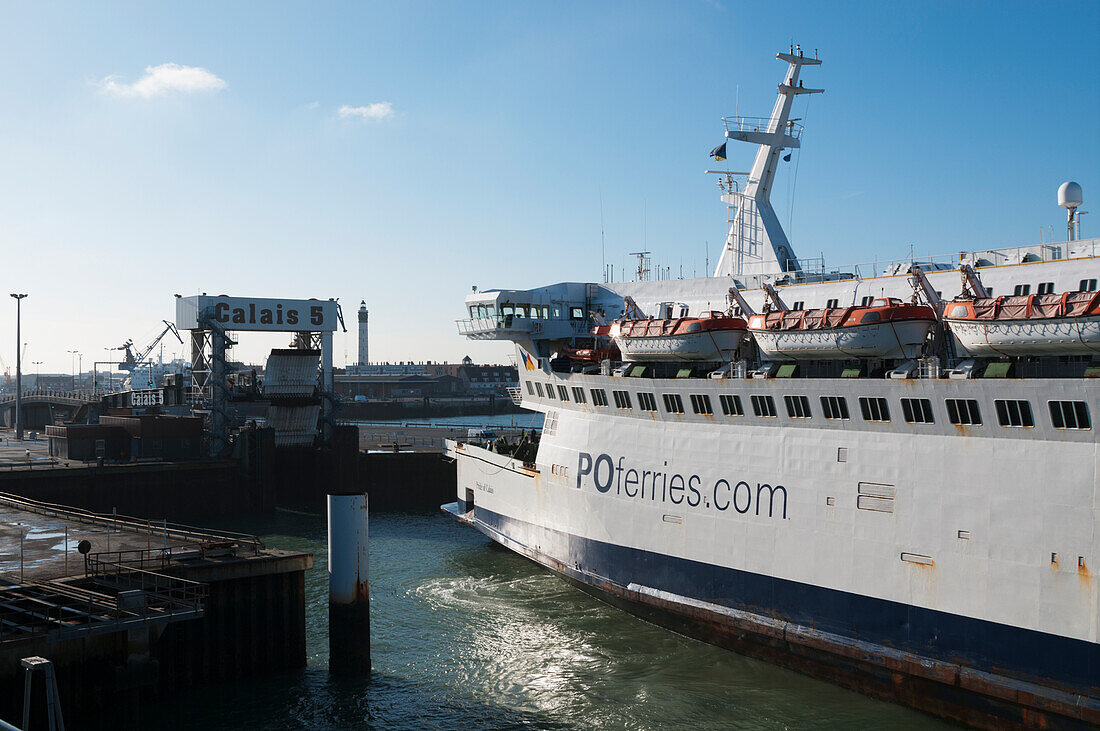 Fähre bei der Ankunft im Hafen, Calais, Frankreich