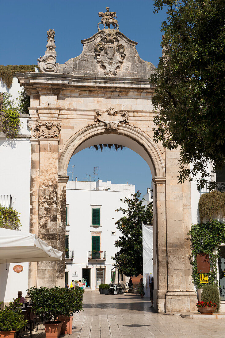 Haupttor zur Altstadt von Martina Franca mit traditioneller apulischer Architektur, Martina Franca, Apulien, Italien