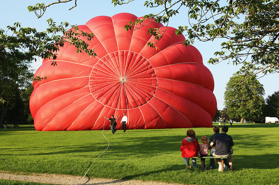 Start eines Heißluftballons vom Royal Victoria Park, in der Nähe des Royal Crescent, Bath, Somerset, England