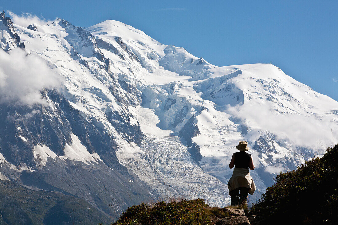 Sommerwanderung über dem Chamonix-Mont-Blanc-Tal, mit dem Mont-Blanc-Massiv im Hintergrund, Frankreich