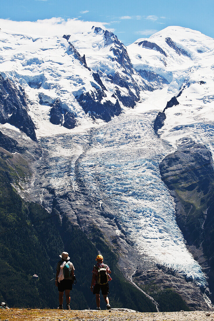 Sommerliche Wanderung über dem Chamonix-Mont-Blanc-Tal, mit dem Mont Blanc im Hintergrund, Frankreich