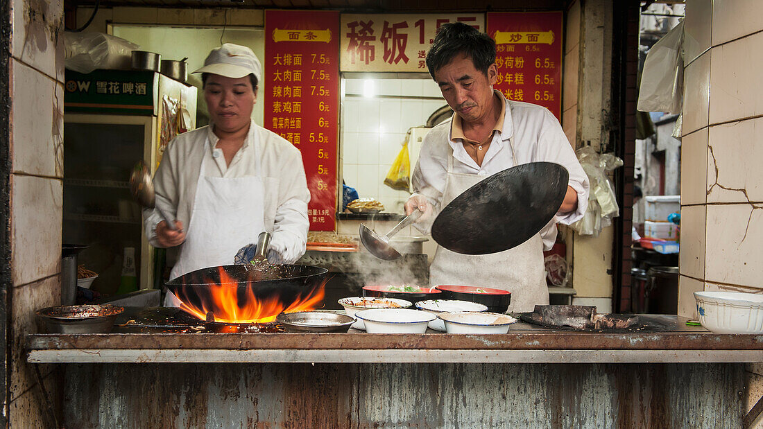 Verkauf von heißer Suppe auf der Straße,Shanghai,China