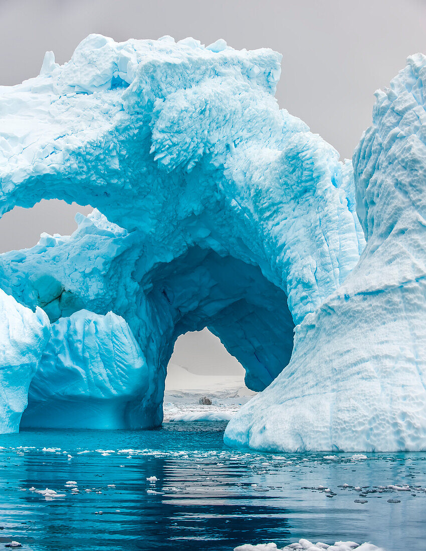 Natürlicher Bogen in einem Eisberg in der Cierva-Bucht im Südpolarmeer, Antarktis