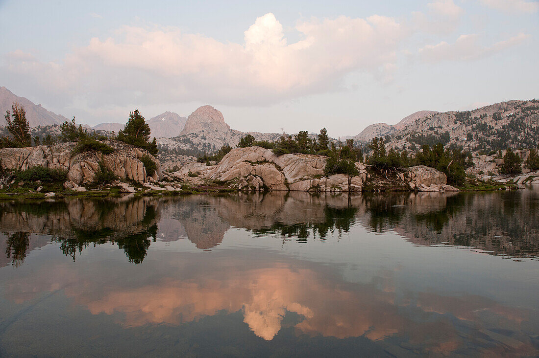 Spiegelung der Wolken im Sixty Lake Basin im King's Canyon National Park,Kalifornien,USA,Kalifornien,Vereinigte Staaten von Amerika