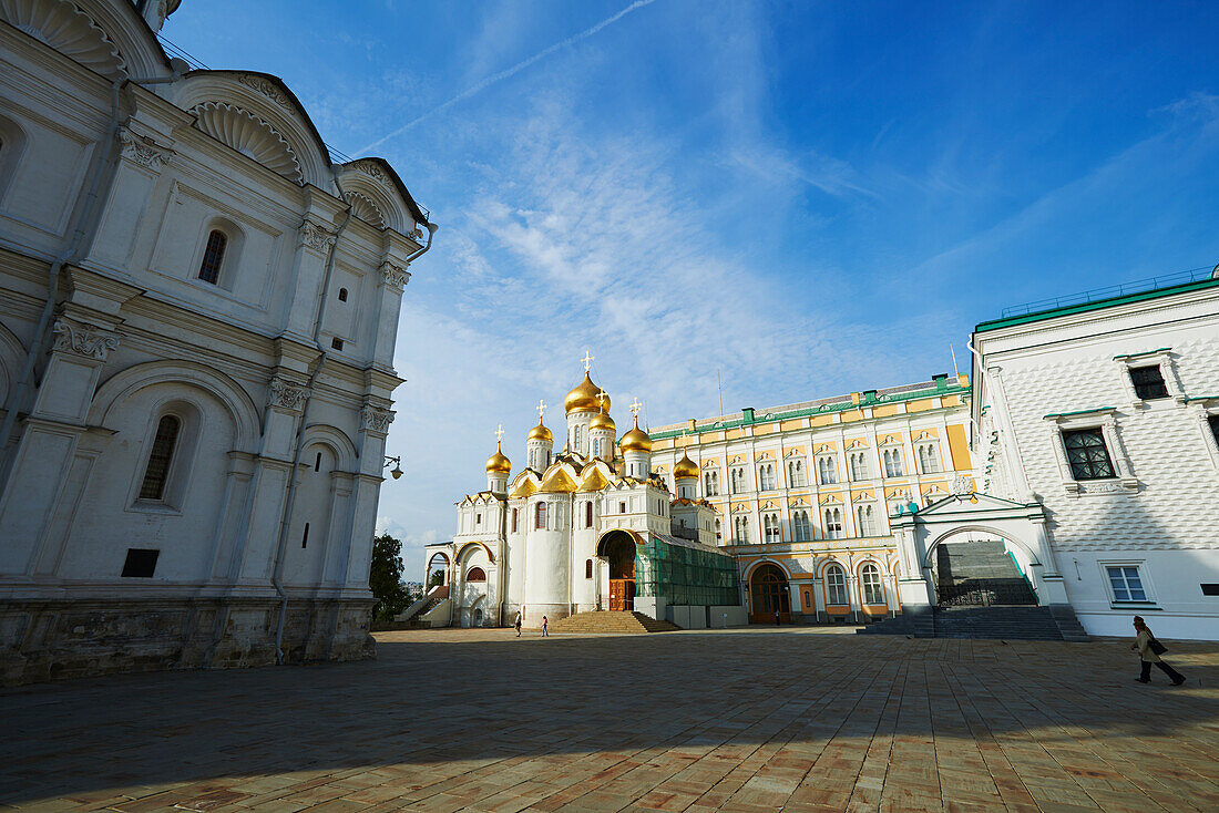 Blick auf die Verkündigungskathedrale, die Erzengelkathedrale und den Palastplatz im Kreml, Moskau, Russland