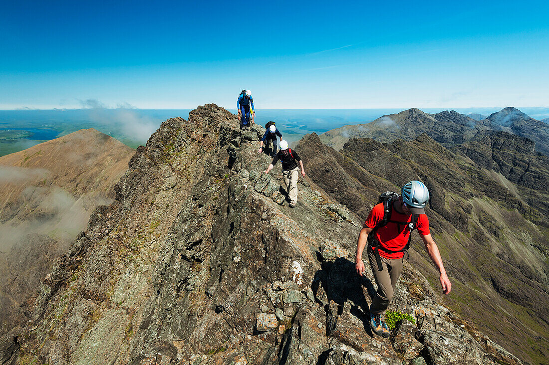 Kletterer auf dem Grat bei Sgurr A Mhadaidh in den Black Cuillin, Isle Of Skye, Schottland