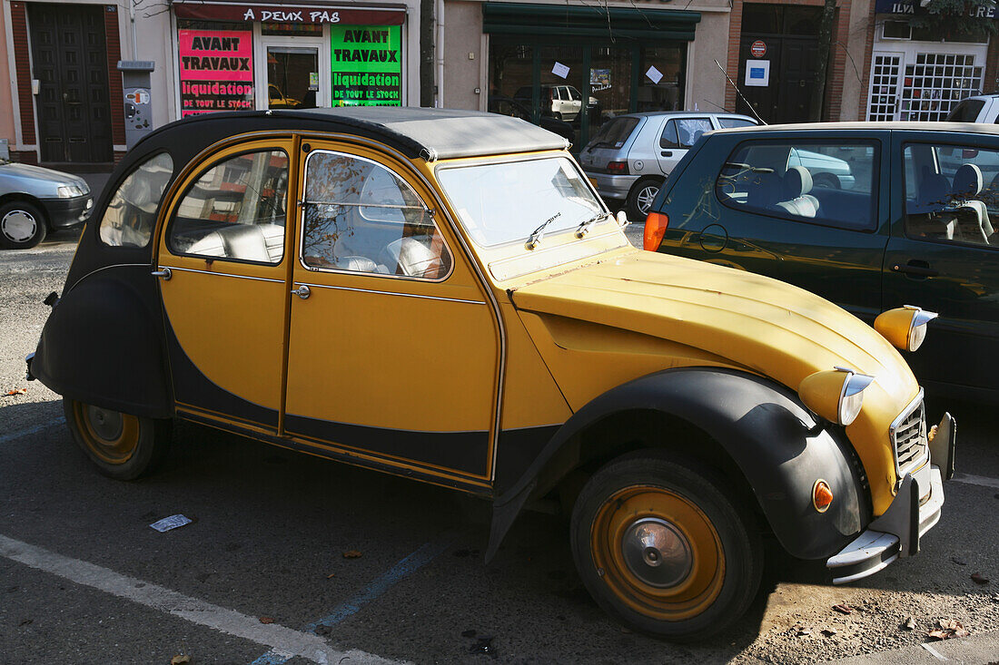 Berühmtes Citreon 2cv Modell geparkt, Montauban, Region Tarn Et Garonne, Midi-Pyrenäen, Frankreich