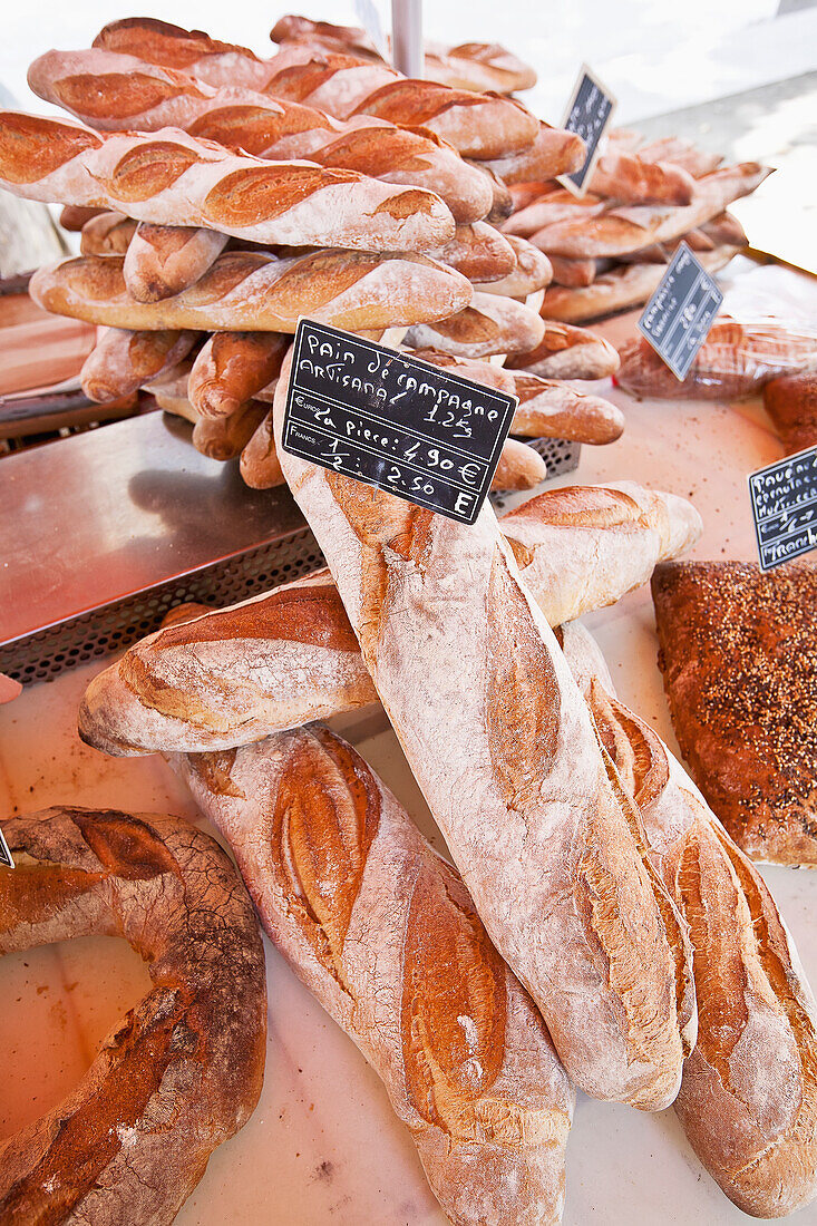 Französisches Brot zum Verkauf auf einem Bauernmarkt, Carcassonne, Departement Aude, Frankreich
