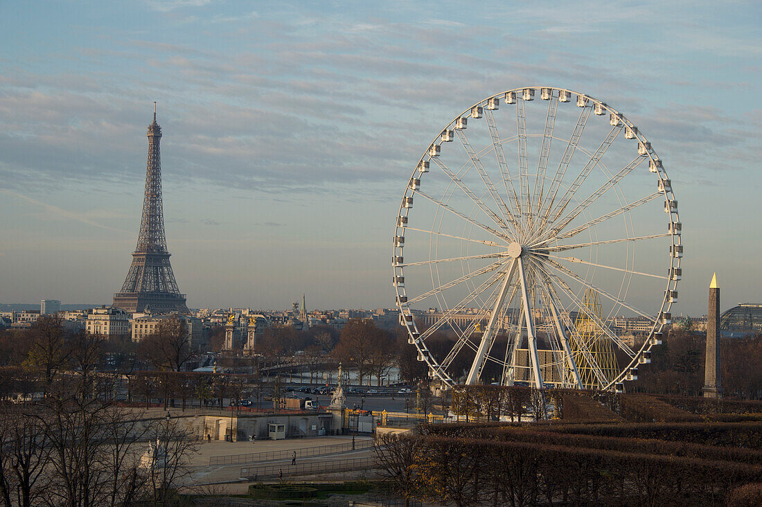 Riesenrad und Eiffelturm zieren die Skyline in der Pariser Innenstadt,Frankreich,Paris,Frankreich
