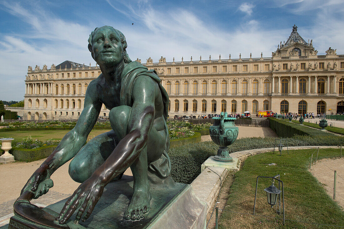 Statue in einem Garten außerhalb des Schlosses von Versailles,Versailles,Frankreich