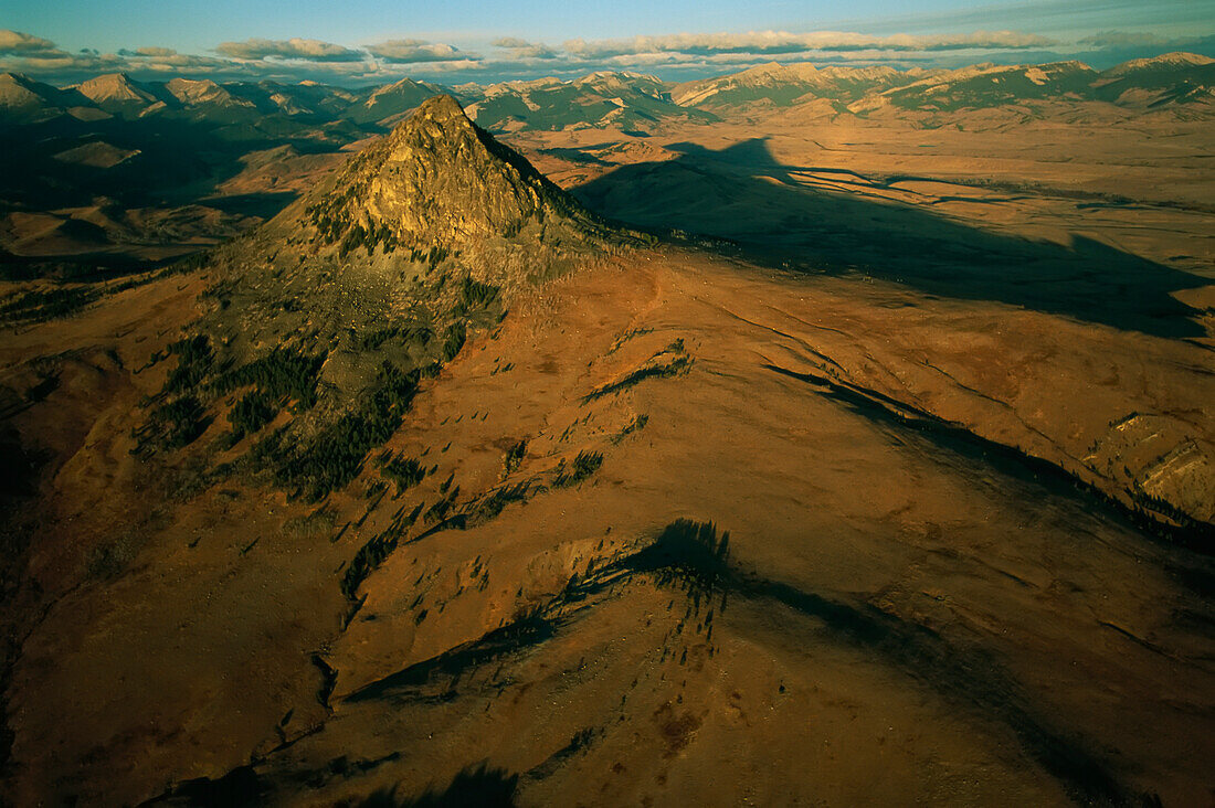 Eine Luftaufnahme des Haystack Mountain entlang der Rocky Mountain Front in Montana, USA, Augusta, Montana, Vereinigte Staaten von Amerika