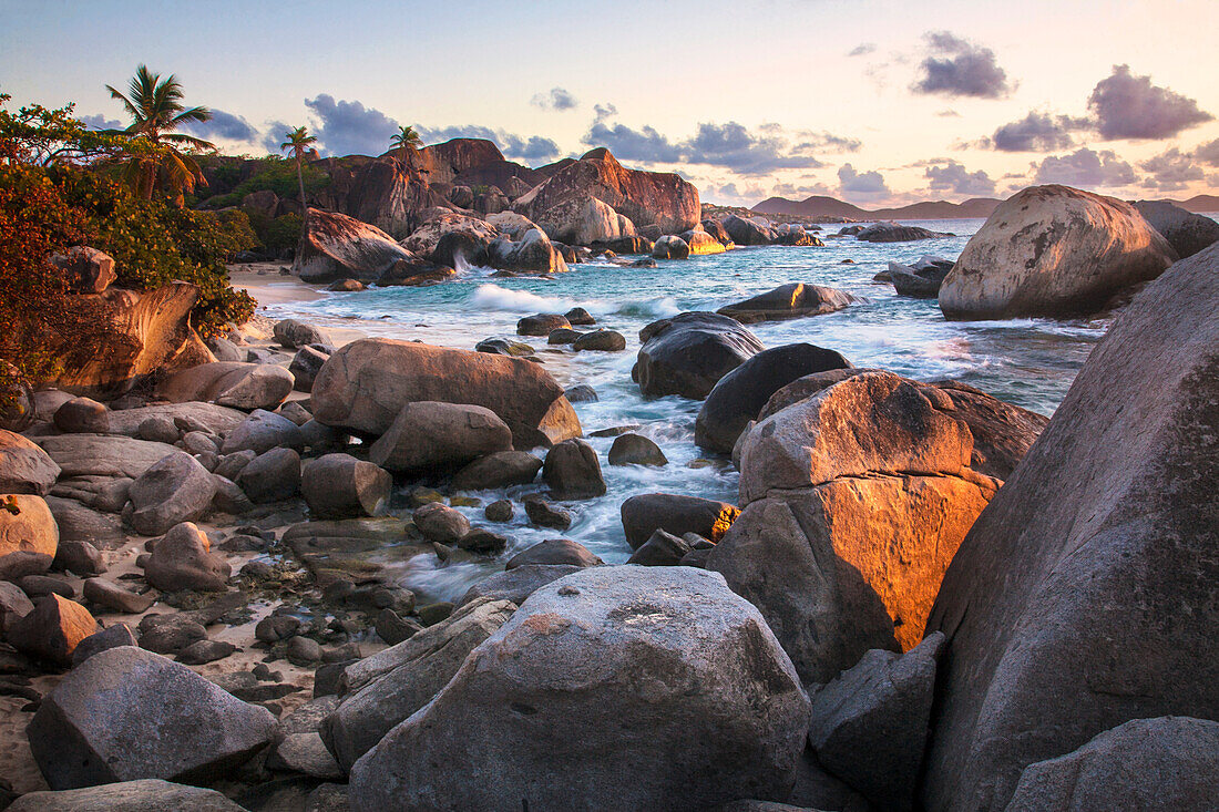 Blick auf die großen Felsen an der Küste von The Baths in der Dämmerung, einem berühmten Strand auf den BVI's, Virgin Gorda, Britische Jungferninseln, Karibik