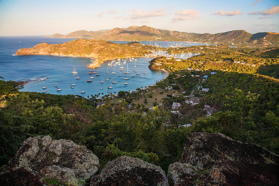 Berühmter Blick von Shirley Heights auf Antiguas dramatisch geformte Küstenlinie, English Harbour, Antigua, Karibik