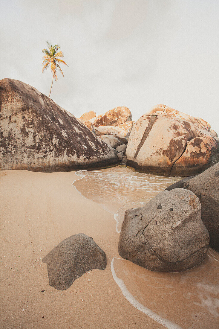 Nahaufnahme der großen Felsen an der Küste von The Baths, einem berühmten Strand auf den BVI's, Virgin Gorda, Britische Jungferninseln, Karibik