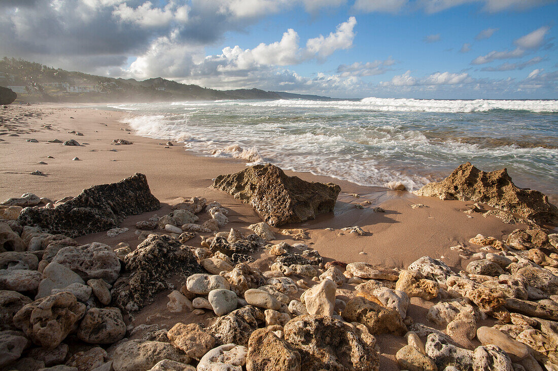 Landschaftliche Ansicht des felsigen Strandes und des Surfspots mit sich auftürmenden Wellen entlang der Küste in Bathsheba, Bathsheba, Barbados, Karibik