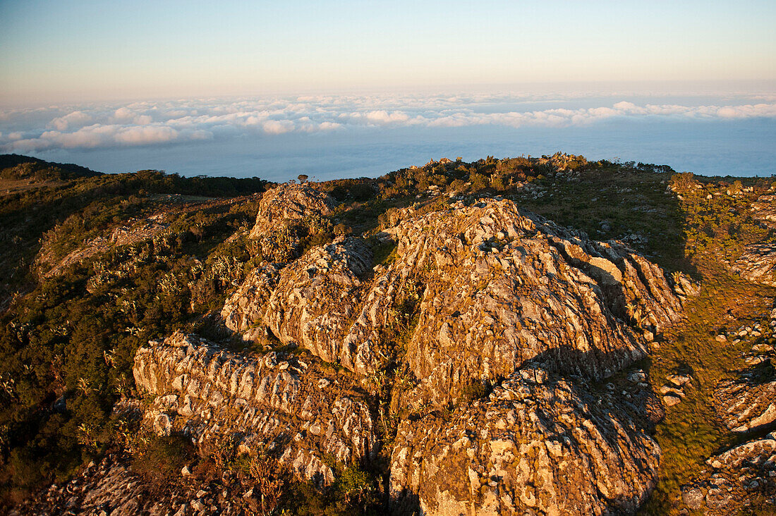 Der sonnenbeschienene Berg Gorongosa im Gorongosa-Nationalpark, Mosambik