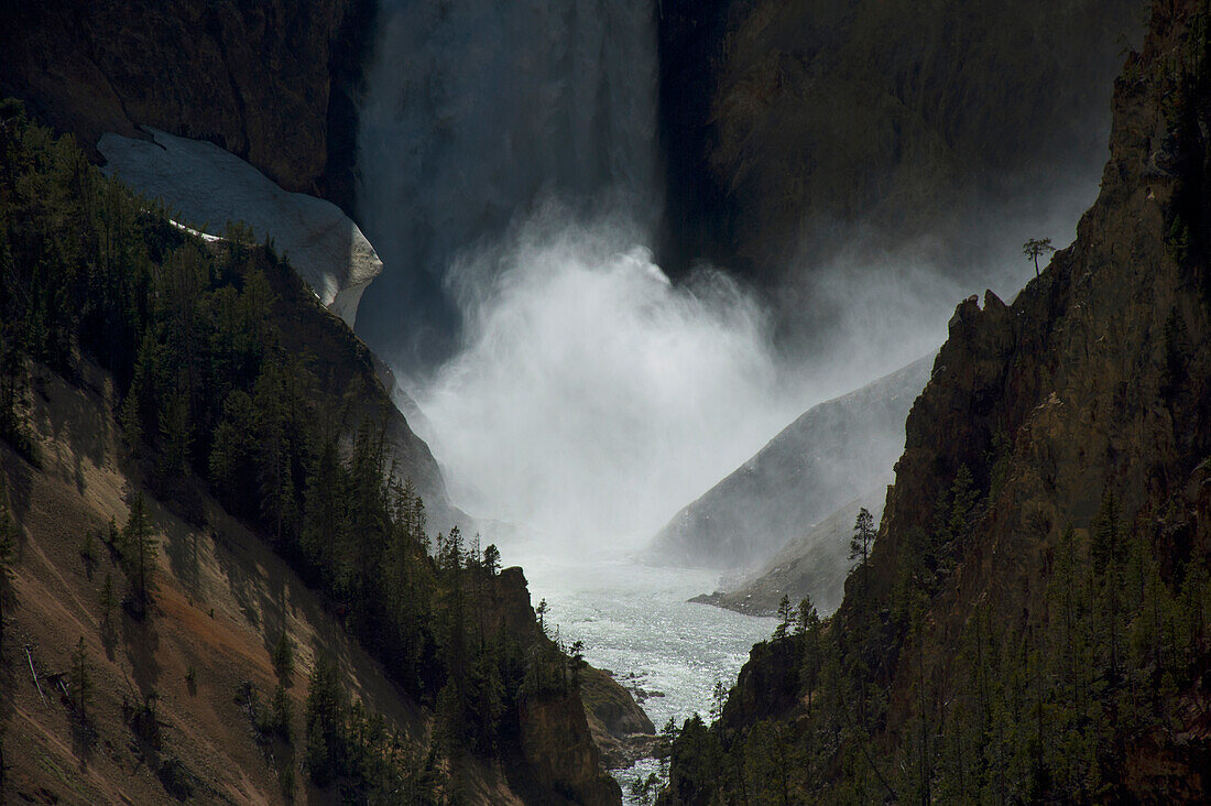 Wasserfall Lower Falls im Yellowstone-Nationalpark,Wyoming,USA,Wyoming,Vereinigte Staaten von Amerika