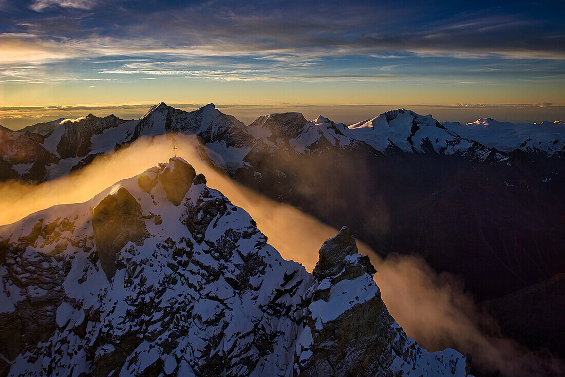 Gipfelkreuz umgeben von Morgennebel in den Alpen,Zermatt,Schweiz