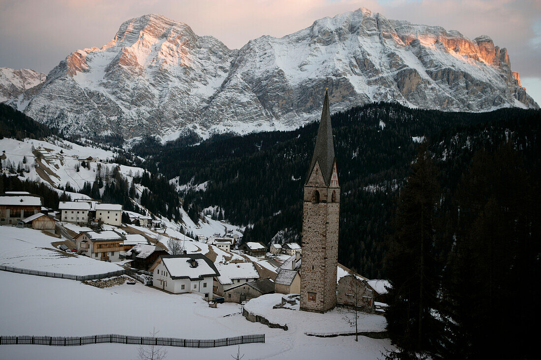 Die Dämmerung fällt auf das ladinische Dorf LaValle in den Dolomiten, Wengen, Italien