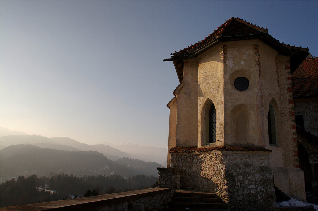 Kirche auf einem Berghang in Slowenien bei Sonnenaufgang,Ljubljana,Slowenien