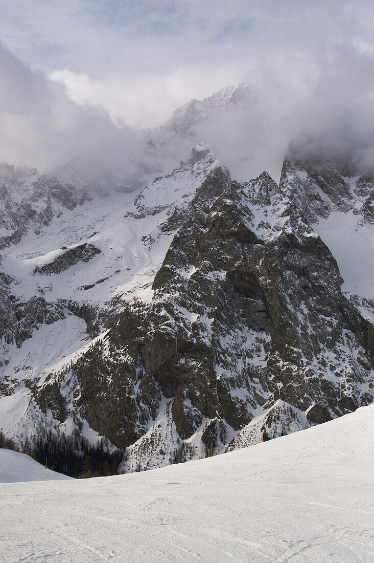 Mont Blanc von der Aiguille du Midi aus gesehen, mit Wolken, die die Berggipfel verdunkeln, Chamonix, Frankreich