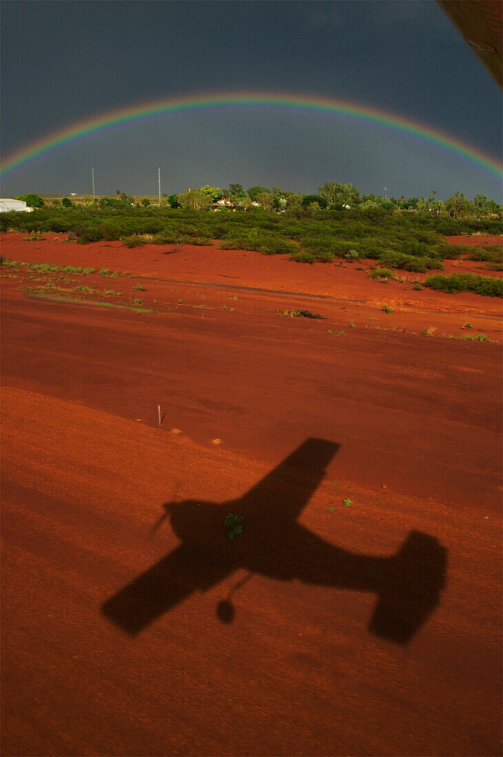 Regenbogen und Schatten eines Flugzeugs in der Kimberley Region von Westaustralien, Halls Creek, Kimberley Region, Westaustralien, Australien