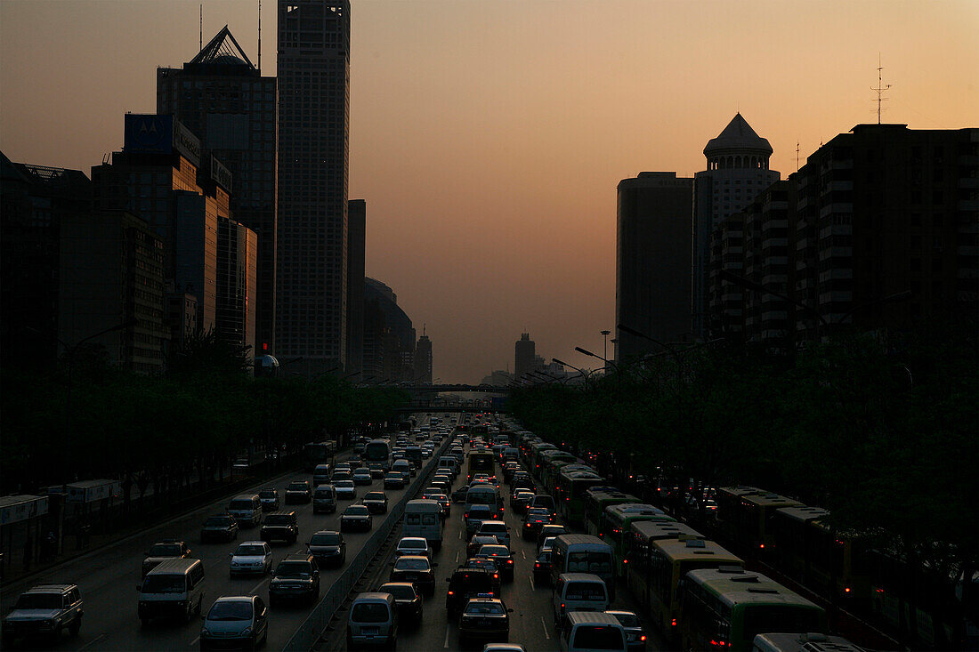 Straßenszenen von Peking in der Dämmerung, Peking, China