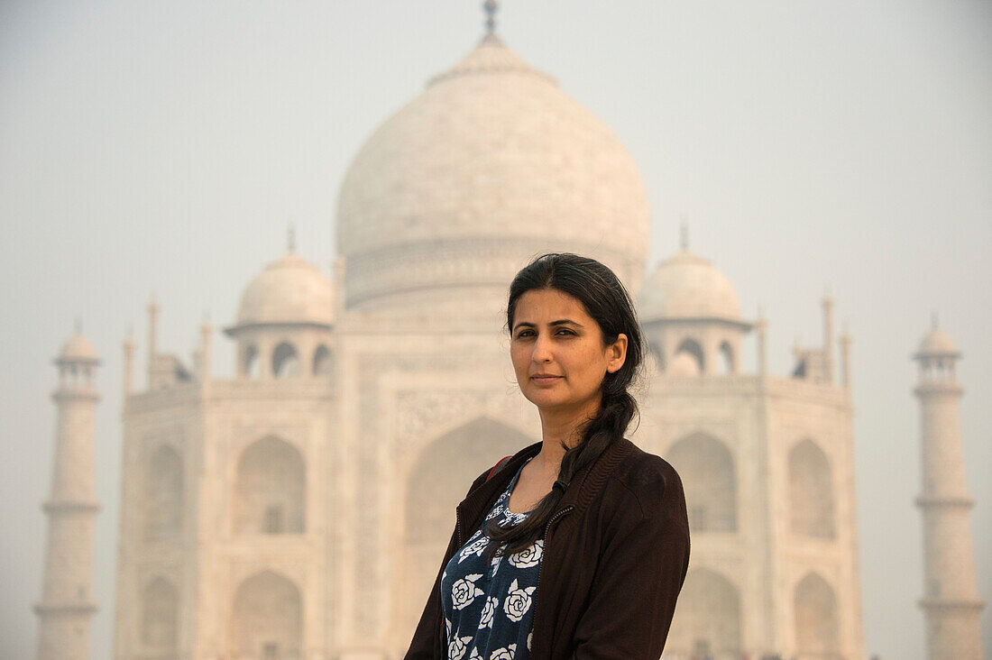 Porträt einer jungen Frau vor dem Taj Mahal in Agra, Uttar Pradesh, Indien, Agra, Uttar Pradesh, Indien