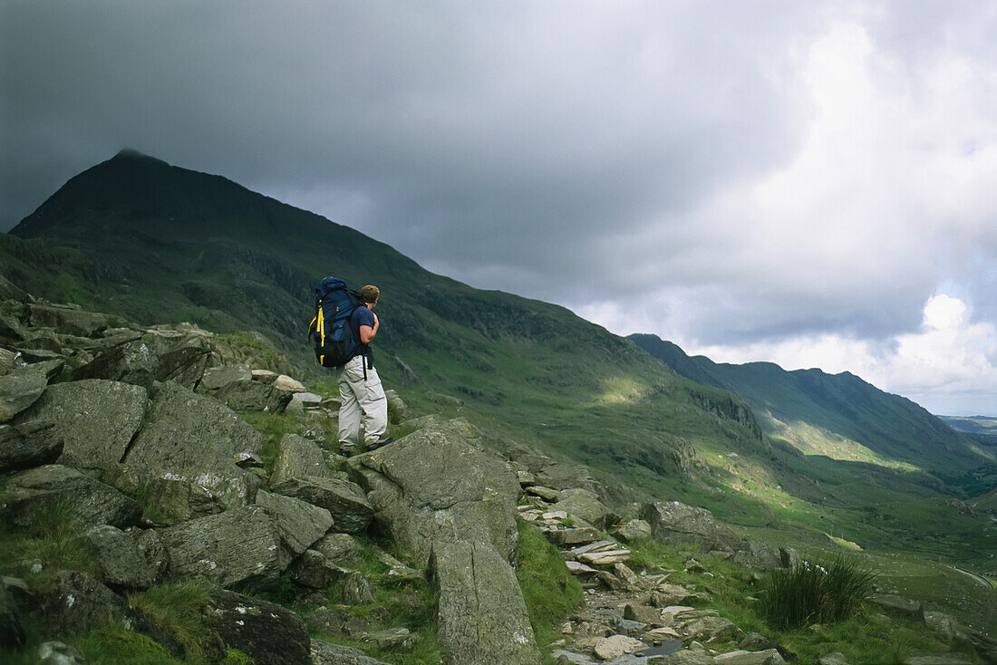 Wanderer blickt in Richtung Ben Nevis in Schottland,Ben Nevis,Schottland