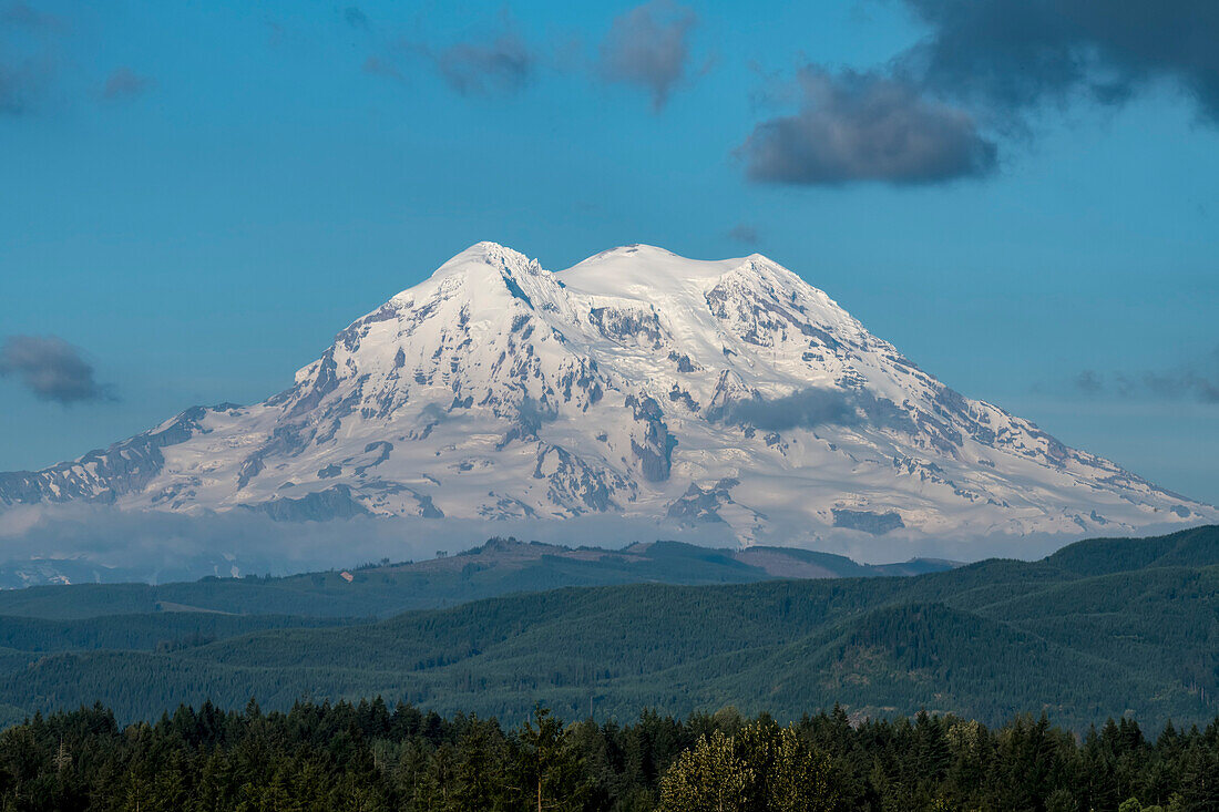 Wunderschöner Sommerblick auf die Westseite des Mount Rainier von Eatonville, Washington, USA, Washington, Vereinigte Staaten von Amerika