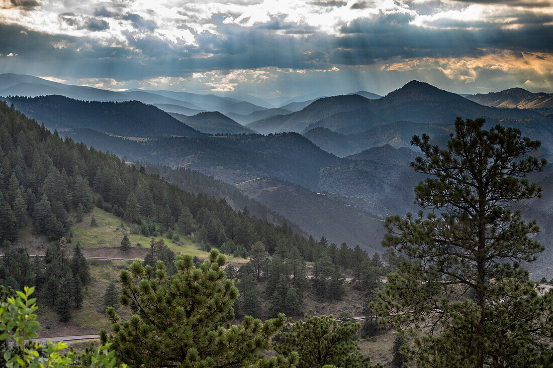 Dramatischer Blick in die Ferne über Reihen von Hügeln nach Westen vom Lookout Mountain Nature Center and Preserve in der Nähe von Golden, Colorado, USA, Colorado, Vereinigte Staaten von Amerika