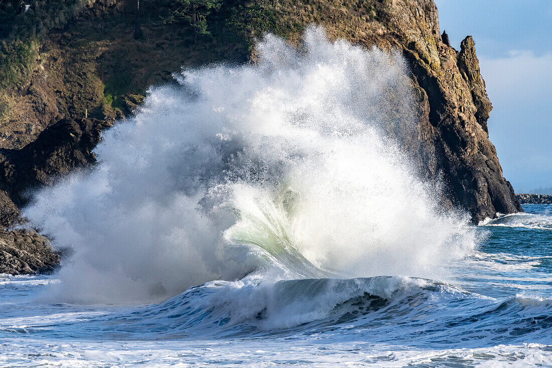 Brechende Wellen gegen die Klippen am Waikiki Beach, Cape Disappointment an der Mündung des Columbia River im Südwesten Washingtons, Ilwaco, Washington, Vereinigte Staaten von Amerika