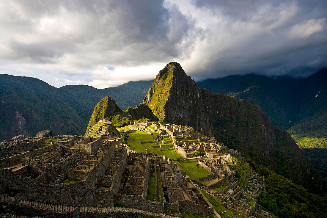 Rekonstruierte Steingebäude auf Machu Picchu, Peru