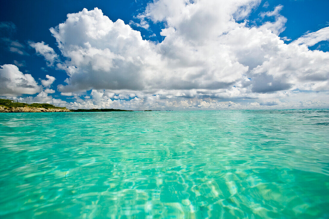 Türkisfarbenes Wasser vor der Küste von Aruba,Aruba,Königreich der Niederlande