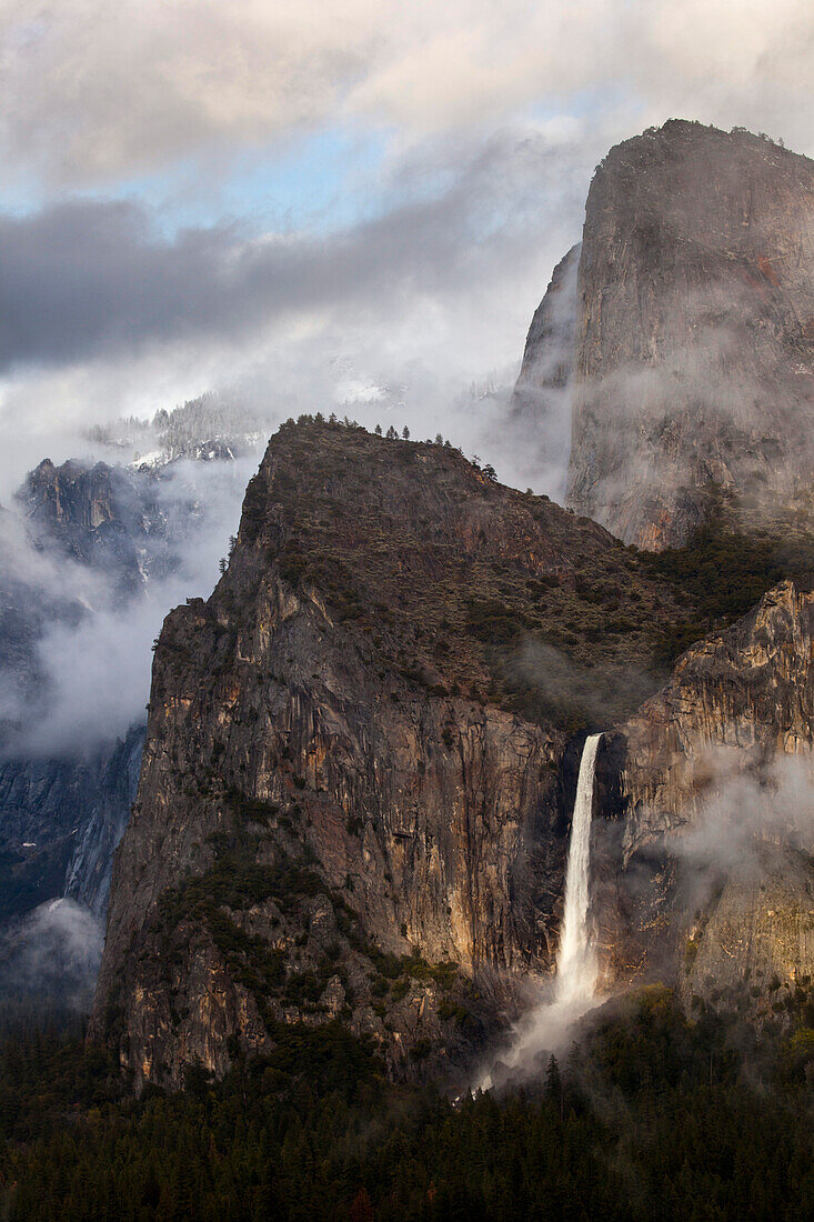 Sonnenlicht beleuchtet die Klippen am Bridalveil Fall im Yosemite National Park, Kalifornien, USA, Kalifornien, Vereinigte Staaten von Amerika